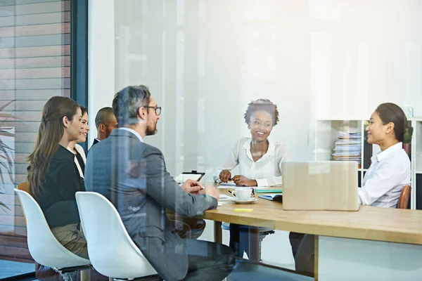 Linee di comunicazione aperte. Foto ritagliata di un gruppo di uomini d'affari che si incontrano in sala riunioni. — Foto Stock