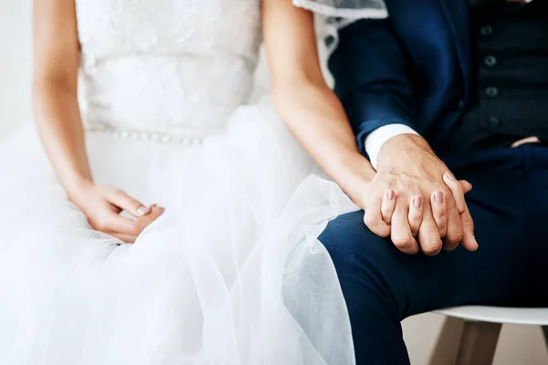 Du och jag för alltid. Studio skott av två oigenkännliga unga nygifta håller händerna mot en grå bakgrund. — Stockfoto