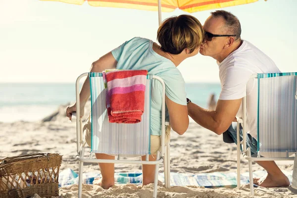 Non c'e 'niente di piu' speciale per me del nostro tempo insieme. Girato di una coppia che condivide un bacio mentre trascorre la giornata in spiaggia. — Foto Stock