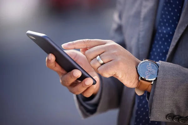 De volgende kans is slechts een tik verwijderd. Schot van een zakenman die zijn mobiele telefoon gebruikt terwijl hij in de stad is. — Stockfoto