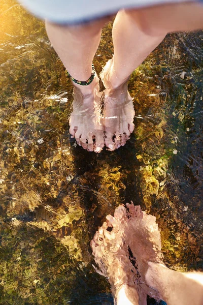 Följ med strömmen. Beskuren bild av ett par som står i det svala vattnet i en bäck. — Stockfoto