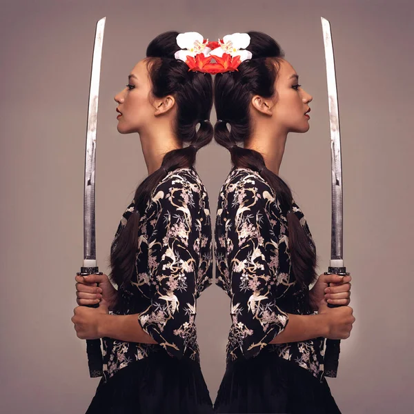 전사가 나타났다. 미로 레드 스튜디오에서 사무라이 칼을 들고 있는 매력적 인 젊은 여성을 찍은 사진. — 스톡 사진