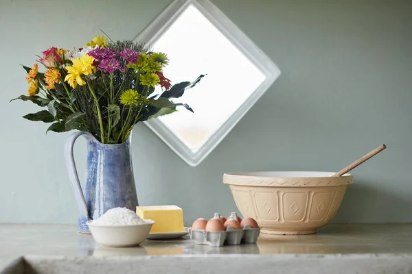 Le bonheur est fait maison. Tourné d'un comptoir avec des ingrédients de cuisson disposés sur elle dans une cuisine de campagne. — Photo