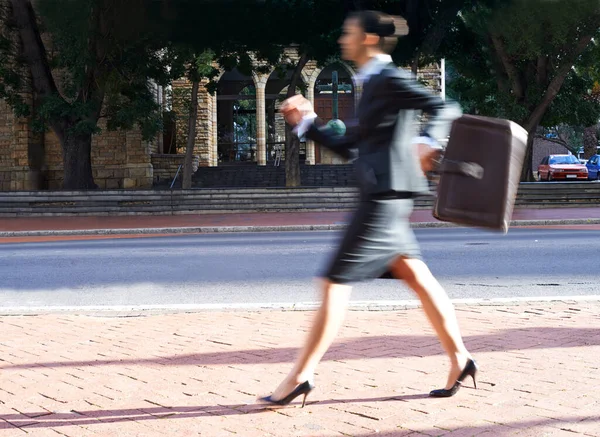 Zajęta bizneswoman. Ruch zamazane ujęcie bizneswoman chodzącej po mieście. — Zdjęcie stockowe