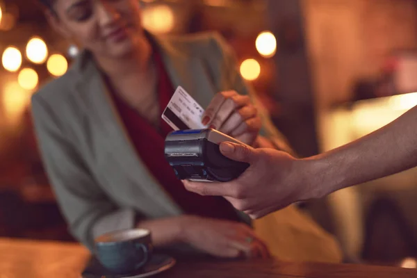 Просто протріть його. Крупним планом знімок молодої жінки, що витирає свою кредитну картку, щоб зробити платіж в кафе . — стокове фото