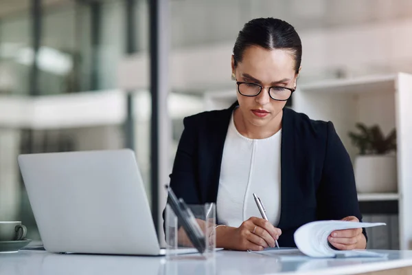 Ze heeft vandaag een productieve dag op kantoor. Gehakt schot van een aantrekkelijke jonge zakenvrouw werken in haar kantoor. — Stockfoto