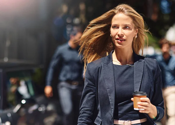Poussé par le désir de réussir. Tourné d'une femme d'affaires confiante et élégamment habillée marchant dans la rue. — Photo