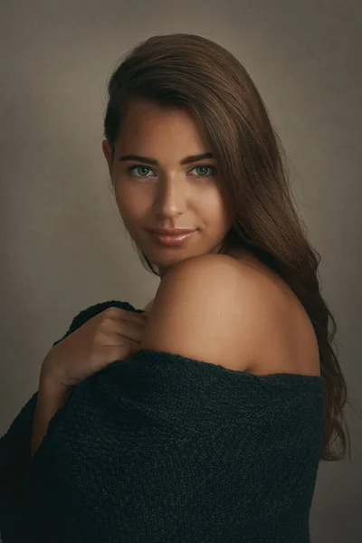 驚くほど美しい。スタジオで茶色の背景に笑顔美しい若い女性の肖像画. — ストック写真