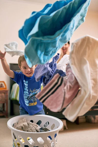 これはとても楽しいです。空中に洗濯機を投げる少年の肖像画. — ストック写真