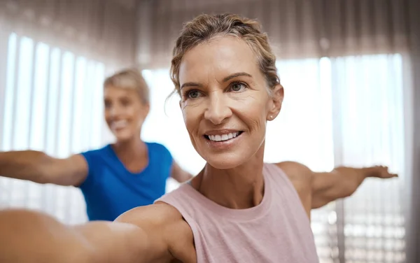 La persona que te juzga probablemente no es tu alma gemela. Tiro de dos mujeres maduras haciendo ejercicio juntas en casa. —  Fotos de Stock