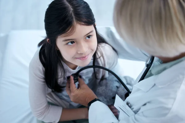 Glücklich und gesund. Aufnahme eines kleinen Mädchens, das in der Klinik untersucht wird. — Stockfoto