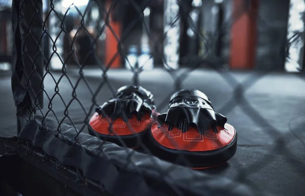 Začněme boxovat a zápasit. Záchranný záběr boxerských rukavic v tělocvičně. — Stock fotografie