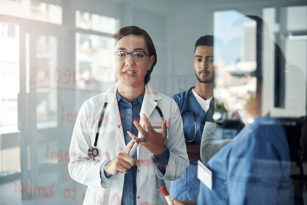 Lektionen börjar. Sköt en grupp läkare diskuterar formler på kontoret på jobbet. — Stockfoto