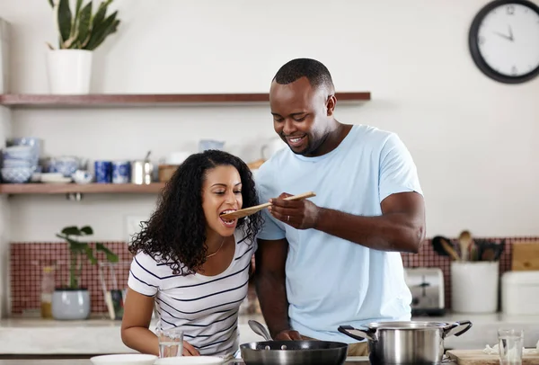 Kto lepiej gotuje. Przycięte ujęcie młodej pary gotującej razem w kuchni w domu. — Zdjęcie stockowe