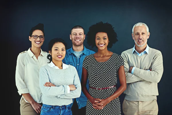 Waren het team dat je nodig hebt. Portret van een divers team van creatieve collega 's die poseren in de studio. — Stockfoto