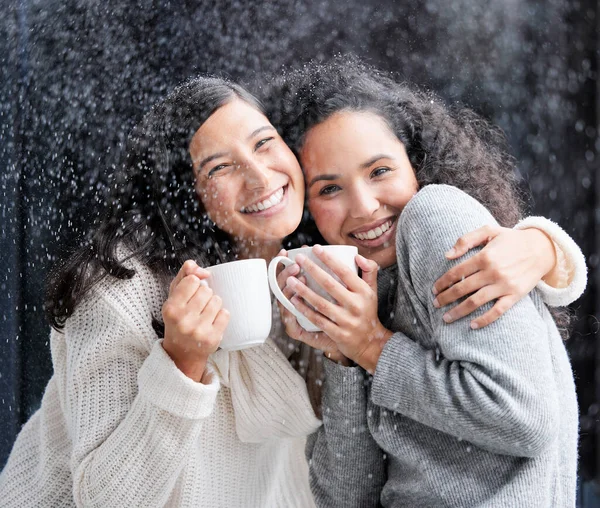 Chi non ha il Natale nel cuore non lo troverà mai sotto un albero. Girato di due giovani donne che bevono caffè nella neve fuori. — Foto Stock