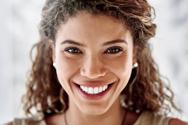 Ella cree en su capacidad para tener éxito. Retrato de cerca de una joven empresaria sonriente parada en una oficina. — Foto de Stock