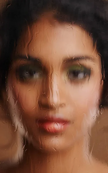 A deslumbrar a beleza. Tiro de uma bela mulher indiana através de uma janela molhada borrada. — Fotografia de Stock
