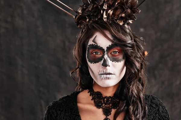 Uroczysty makijaż na tę okazję. Portret atrakcyjnej młodej kobiety ubranej w kostium halloween w stylu meksykańskim. — Zdjęcie stockowe