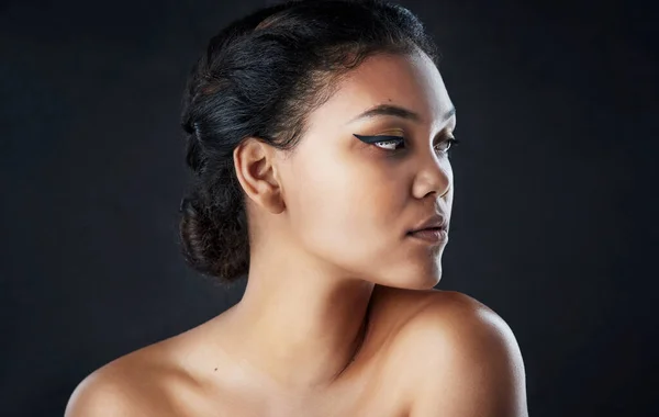 My life isnt perfect but my eyeliner is. Shot of a beautiful woman posing against a black background. — Stock Photo, Image