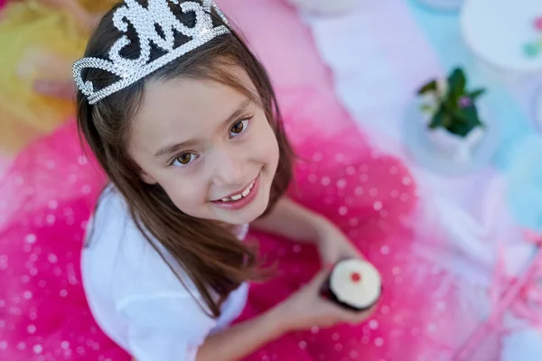 Toda niña debe sentirse como una princesa. Retrato de una niña vestida como una princesa haciendo un picnic afuera. —  Fotos de Stock