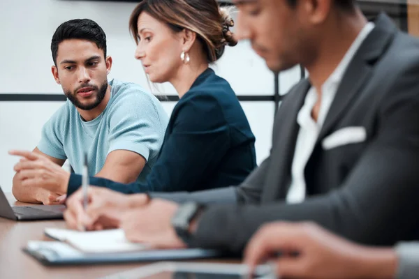 Intercambio de ideas e información. Recorte de dos jóvenes empresarios hablando en la sala de juntas durante una reunión con sus colegas. — Foto de Stock