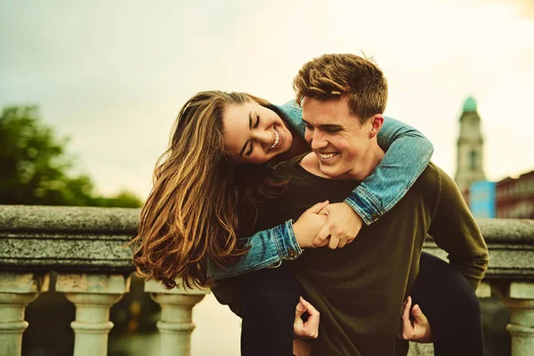 Menj utána annak, amitől libabőrös leszel. Levágott kép egy fiatal párról, akik randiznak a városban.. — Stock Fotó