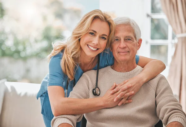 一緒にこれらの年を美しくしてください。老人ホーム看護師のショット彼女の男性高齢者の患者を抱きしめる. — ストック写真