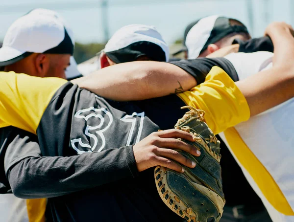 Birlik - her takımın buna ihtiyacı vardır. Tanımlanamayan beyzbol oyuncularından oluşan bir takımın sahada bir arada durduğu bir şut.. — Stok fotoğraf