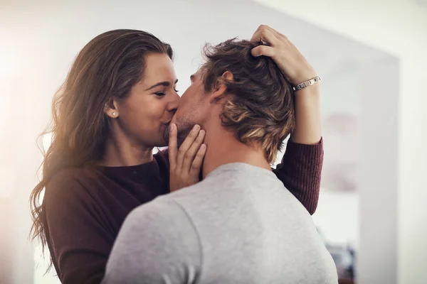 Os teus beijos fazem-me derreter. Tiro de um jovem casal curtindo na cozinha. — Fotografia de Stock