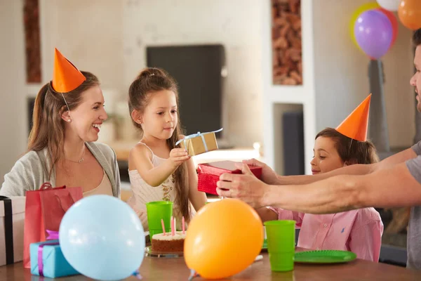 Pronto para abrir os presentes. Tiro recortado de uma família celebrando um aniversário em casa. — Fotografia de Stock