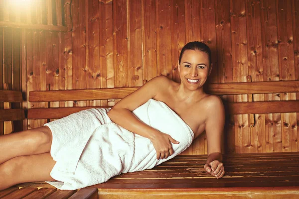 Genießen Sie etwas Ruhe und Entspannung im Wellnessbereich. Ausschnittporträt einer jungen Frau, die sich in der Sauna eines Wellnessbereichs entspannt. — Stockfoto