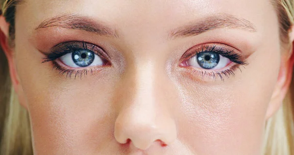 Fica de olho em mim. Close-up tiro de beleza de um olho de mulheres jovens. — Fotografia de Stock