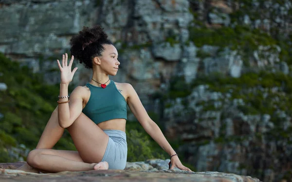 Puedo doblarme, retorcerme y mantener la calma en el caos. Tiro de una joven practicando yoga mientras está en las montañas. —  Fotos de Stock