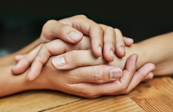 Sii presente per coloro che hanno bisogno di te. Colpo ritagliato di due persone che si tengono per mano nel comfort. — Foto Stock