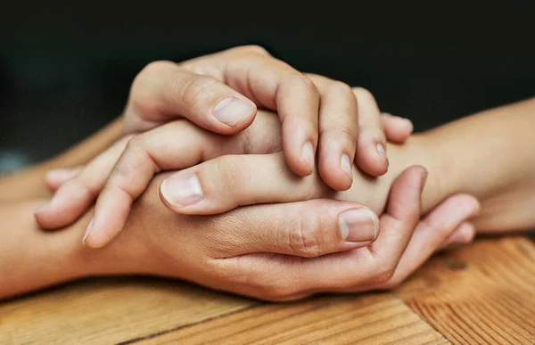 Wees er voor degenen die je nodig hebben. Gehakt schot van twee mensen die elkaars hand vasthouden.. — Stockfoto