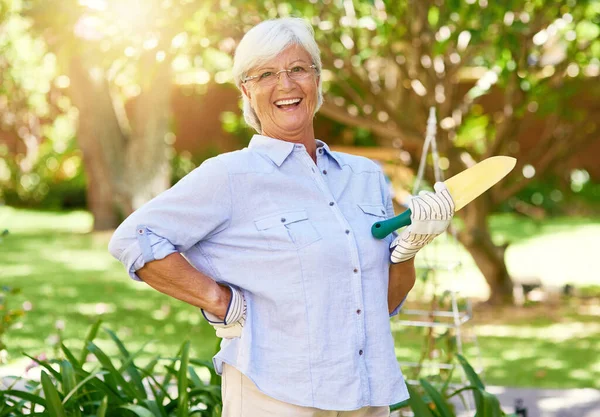 Welkom in mijn prachtige tuin. Portret van een gelukkige oudere vrouw genietend van een beetje tuinieren. — Stockfoto