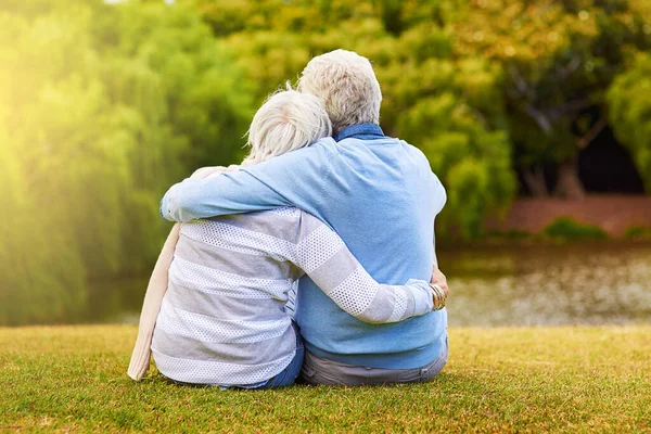 Holding onto each other. Shot of a senior couple enjoying the day together in a park. — Stock Photo, Image