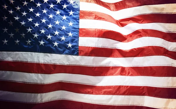 Orgulloso de ser americano. Recortado tiro de la bandera americana. — Foto de Stock