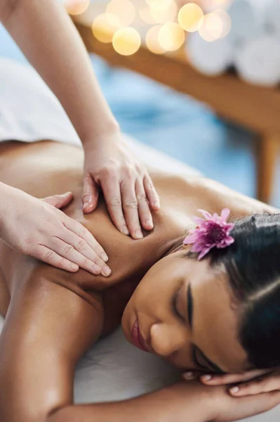 Tillåt dig själv att pausa. Skjuten av en attraktiv ung kvinna att få massage på ett spa. — Stockfoto