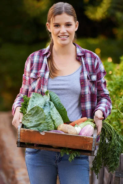 Solo biologico. Ritratto di una giovane donna felice con una cassa piena di verdure appena raccolte. — Foto Stock