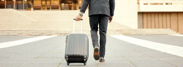 Je me dirige vers le centre ville. Prise de vue d'un homme d'affaires se promenant en ville avec ses bagages. — Photo