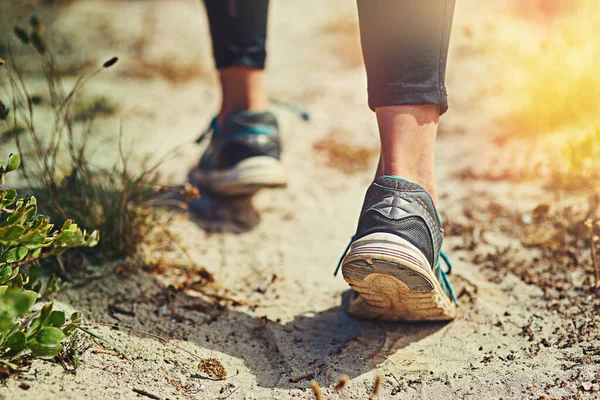 Começar a corrida é o que importa. Close up tiro de uma mulher irreconhecível tênis ao ar livre. — Fotografia de Stock