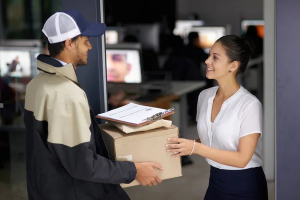 Obtenir votre colis livré à temps à chaque fois. Coupé d'un messager faisant une livraison à une femme d'affaires à son bureau. — Photo