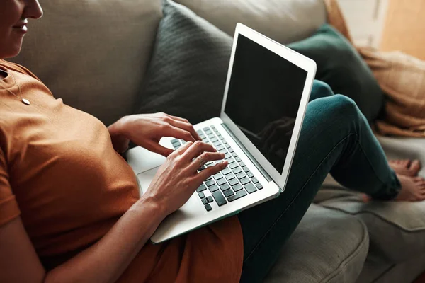 Začátek nového online koníčku. Vystřižený záběr na nepoznatelnou ženu pomocí svého notebooku doma. — Stock fotografie