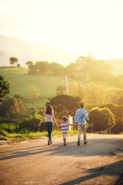 Περπατώντας σε μια χαλαρή μέρα. Στιγμιότυπο μιας οικογένειας που περπατούσε στην εξοχή.. — Φωτογραφία Αρχείου