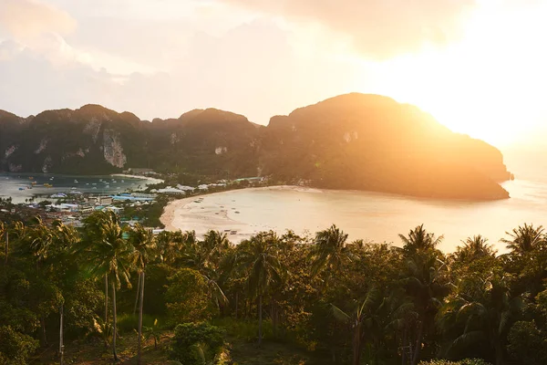 Escape to paradise. Shot of a breathtaking island view. — Stock Photo, Image