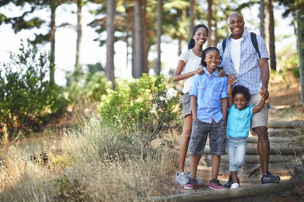 私たちは皆森の中を散歩するのが大好きです。森で一日を楽しむアフリカ系アメリカ人の家族の肖像. — ストック写真