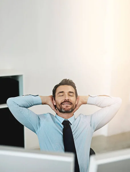 Tar en stund att lugna ner sig. Skjuten av en mogen affärsman avkopplande vid sitt skrivbord. — Stockfoto