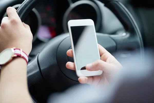 Patrz na drogę i unikaj rozpraszania uwagi. Zbliżenie zdjęcia nierozpoznawalnego mężczyzny używającego komórki podczas jazdy. — Zdjęcie stockowe
